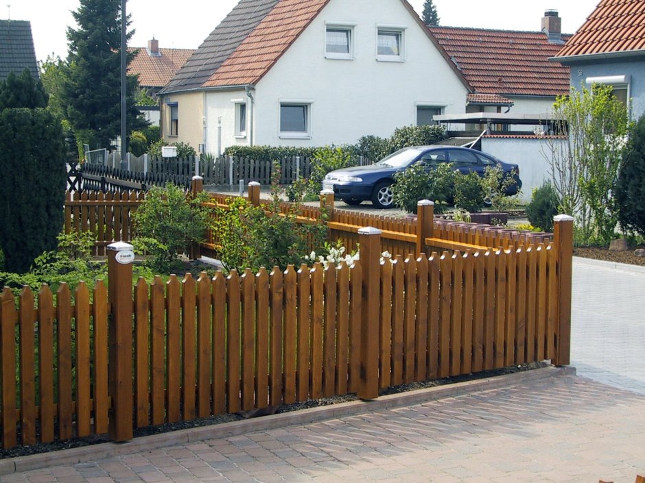 Низкий деревянный забор