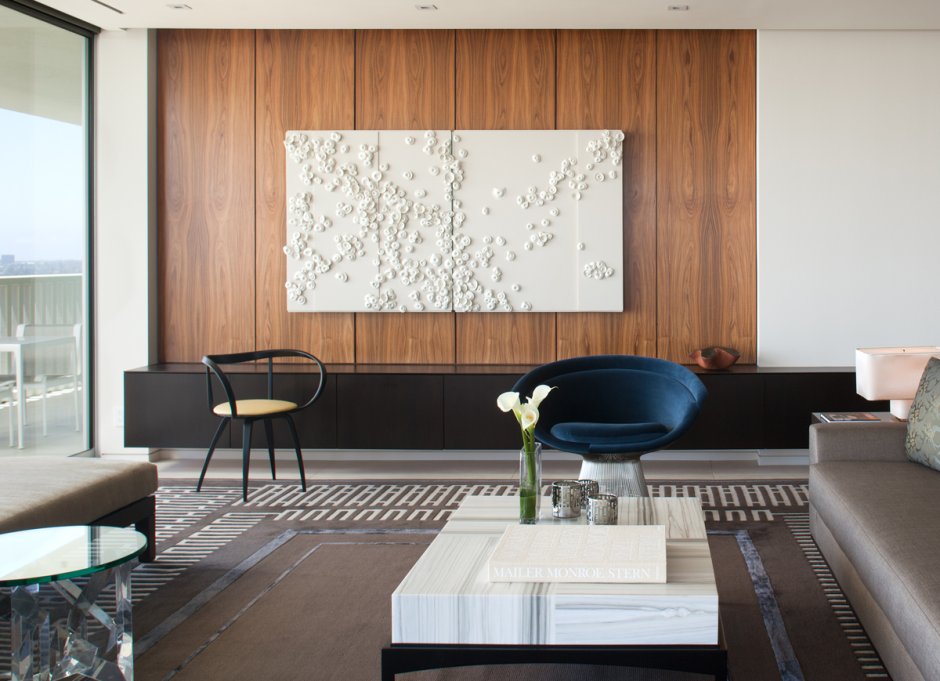 Деревянные панели в интерьере гостиной