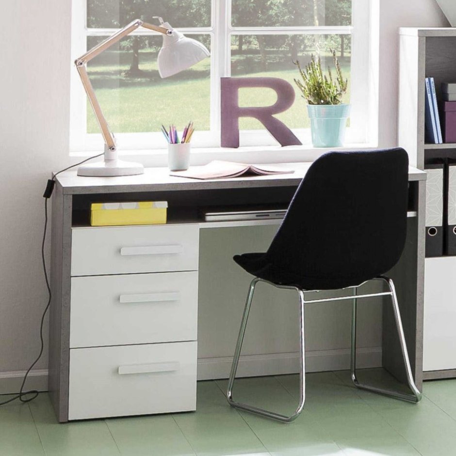 Детский письменный стол для школьника