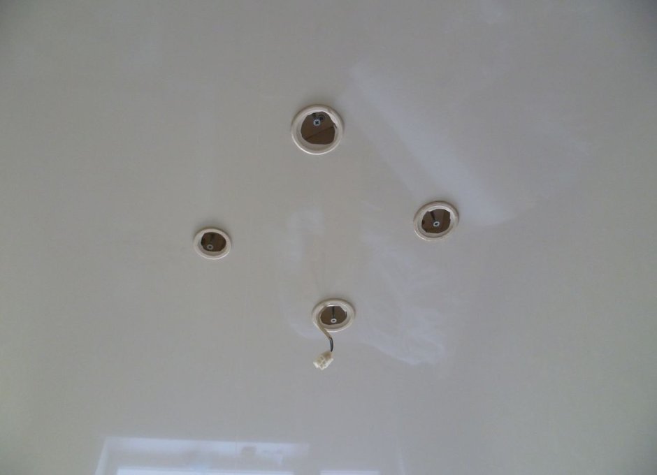 Отверстие для люстры в натяжном потолке