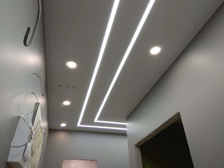 Световые линии на натяжном потолке