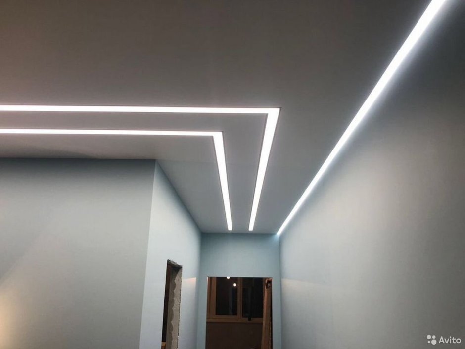 Световые линии на потолке