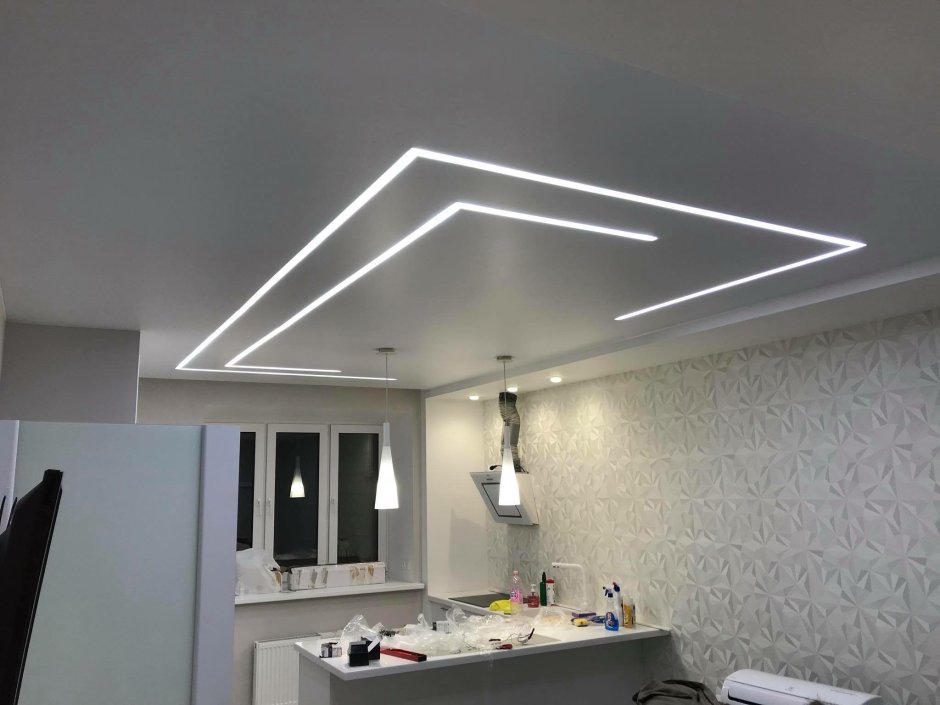 Световые линии на потолке на кухне