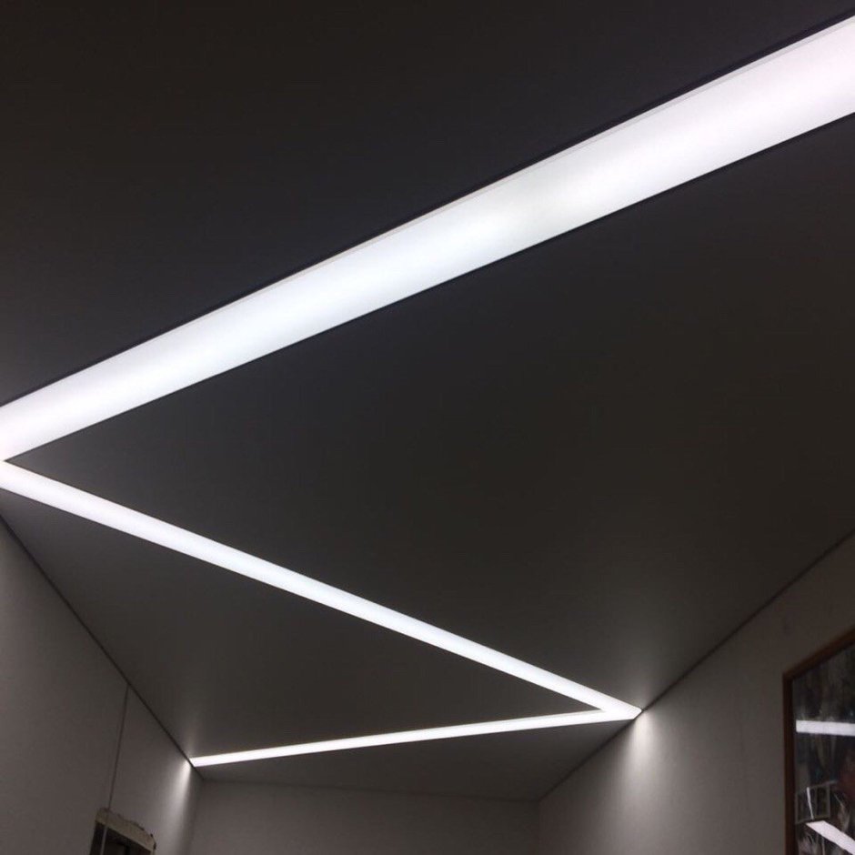 Световые линии на потолке