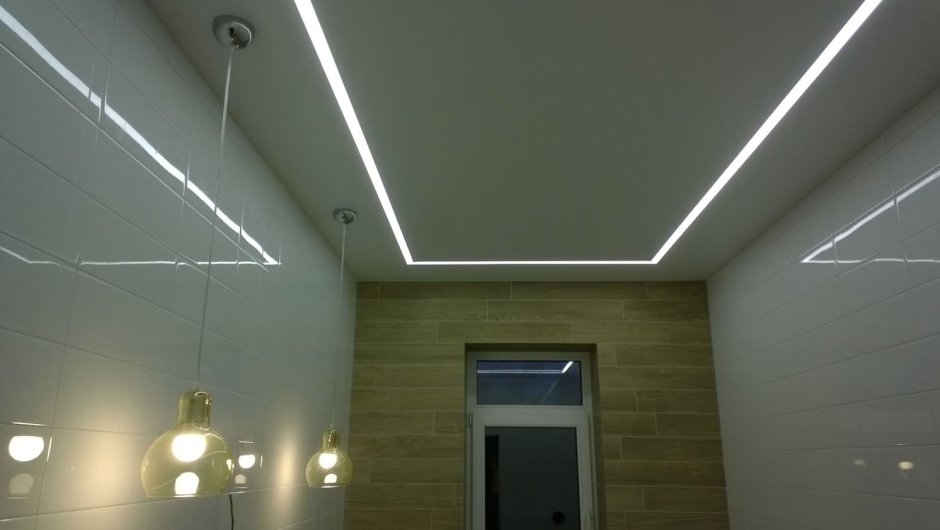 Световые линии по периметру натяжного потолка