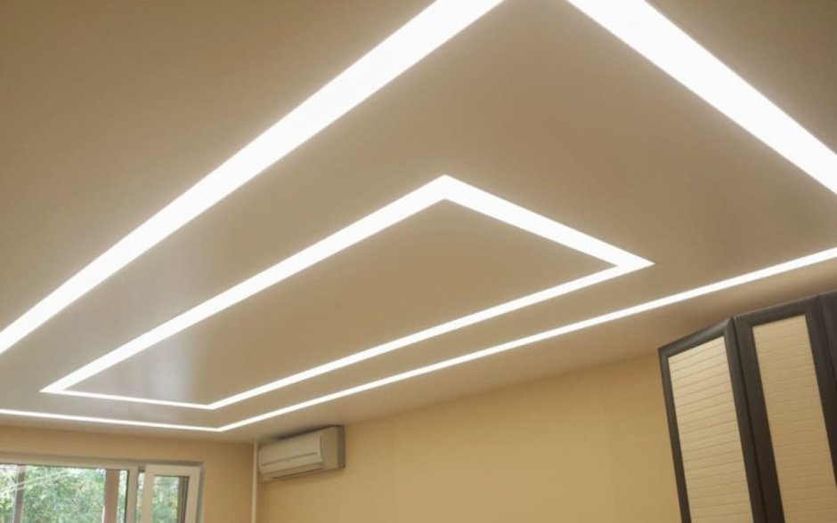 Потолок с линейными светильниками