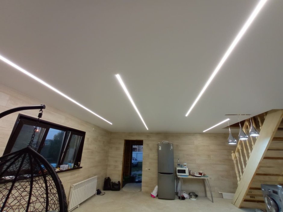 Световые линии на натяжном потолке