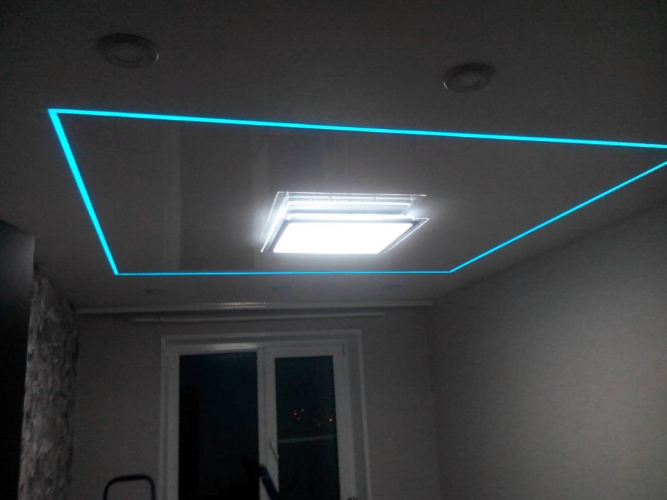 Натяжной потолок с подсветкой линиями