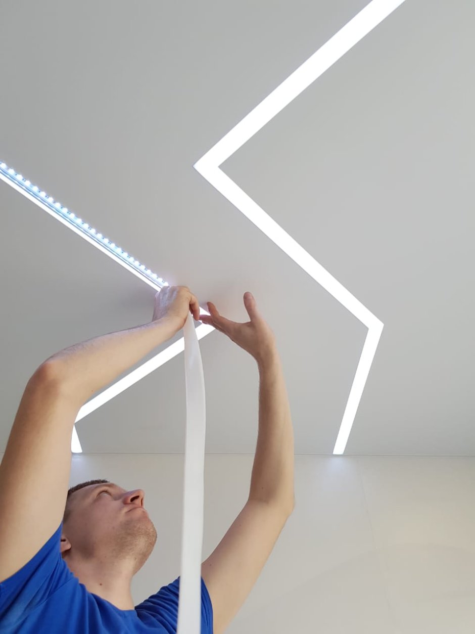 Световые полосы на потолке