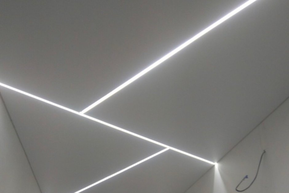 Световые линии на натяжном потолке в коридоре