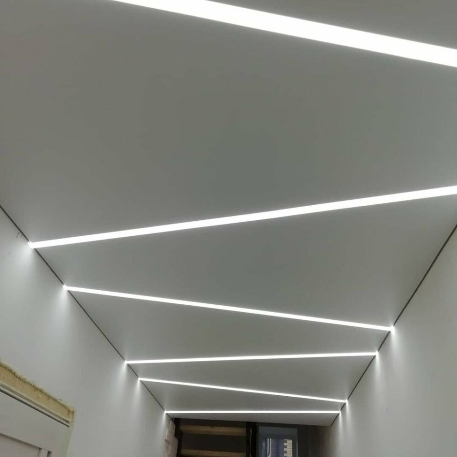 Потолок световые линии в коридор