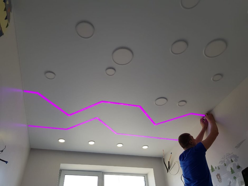Натяжной потолок со светящимися линиями