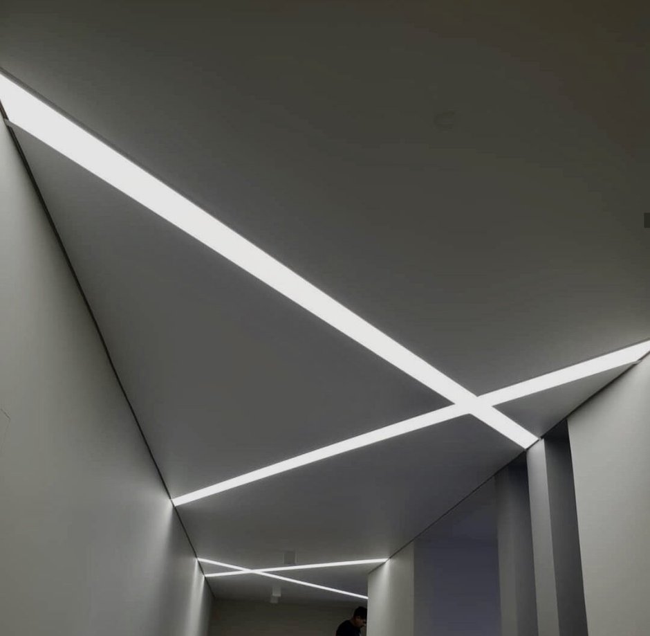 Световые линии в коридоре