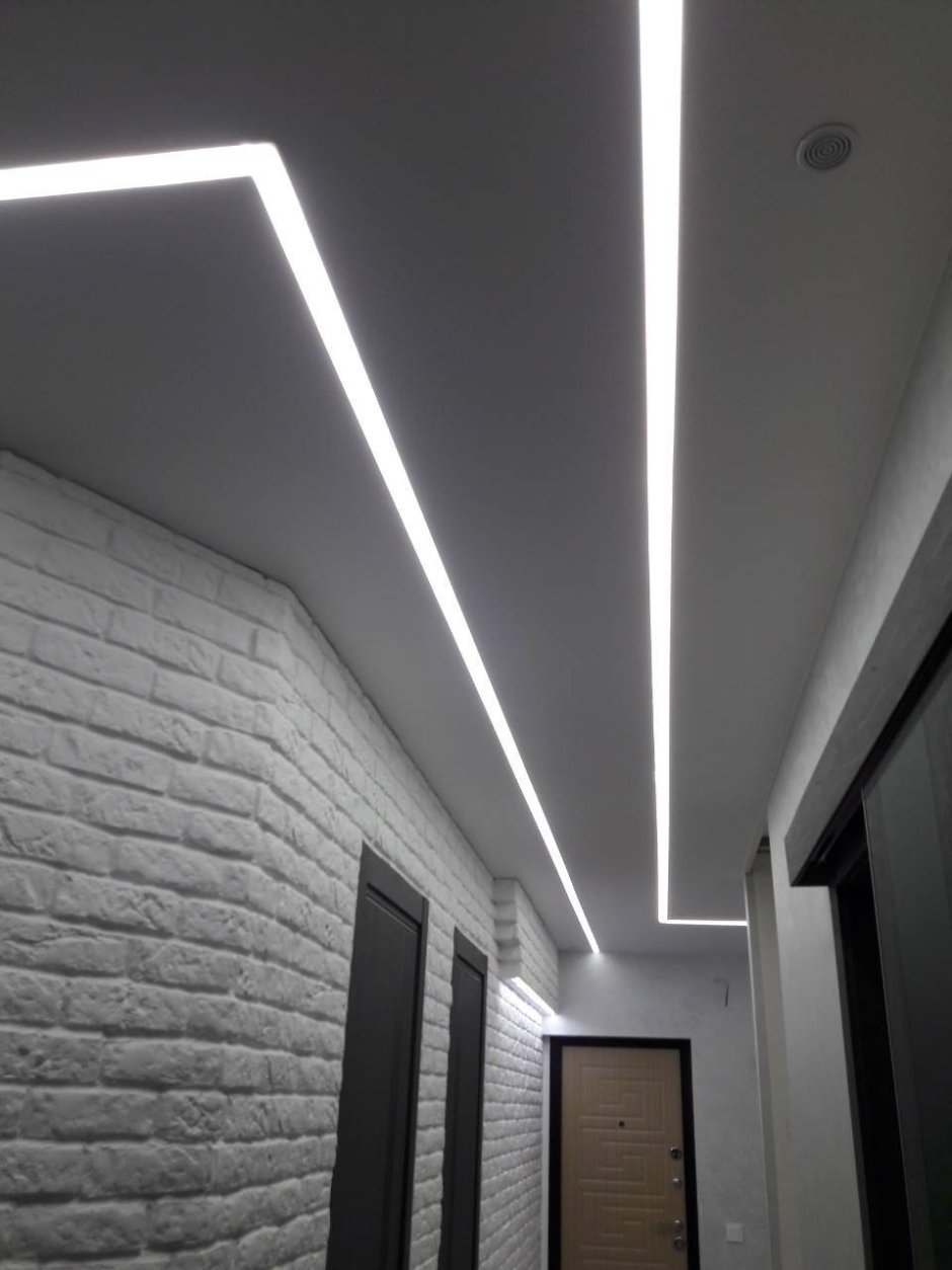 Световые линии на потолке