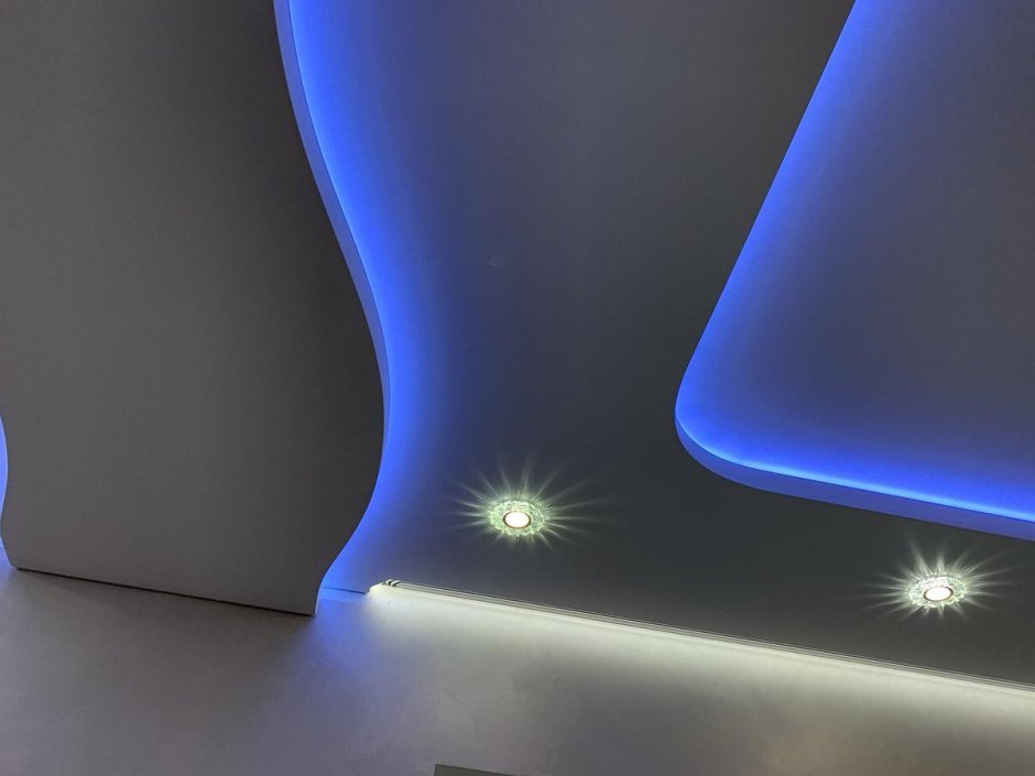 Натяжной потолок с подсветкой