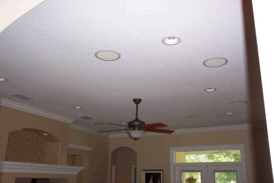 Колонки в потолке