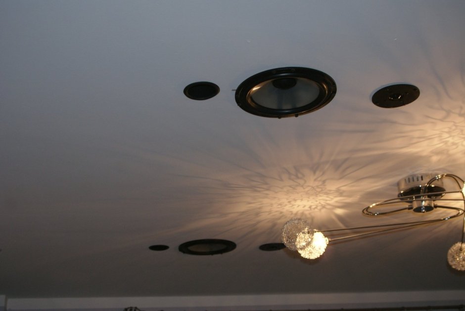 Колонки в потолке