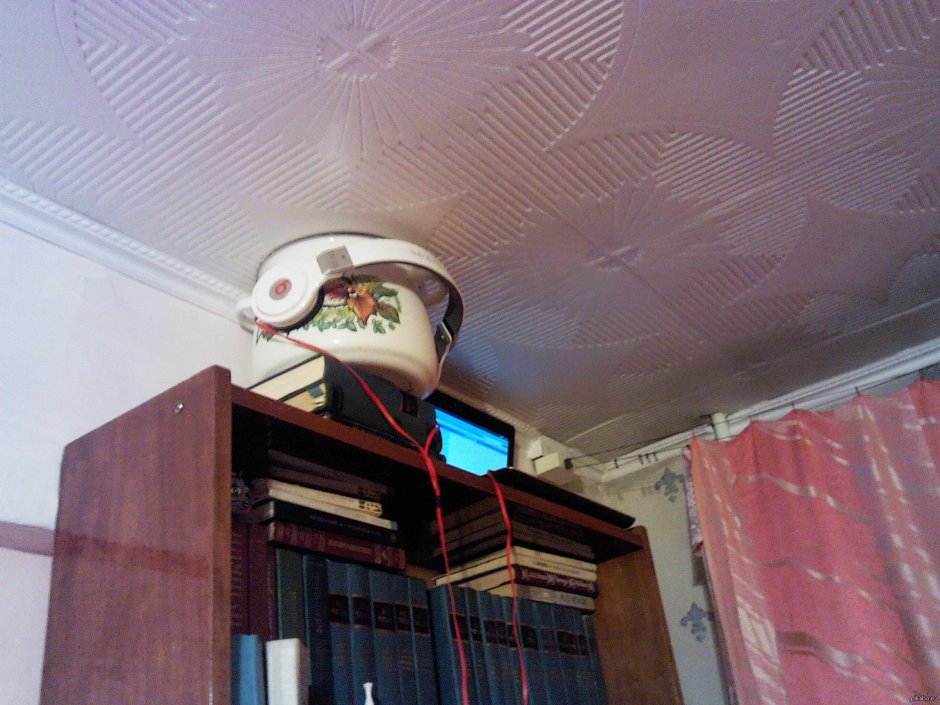 Кастрюля к потолку с наушниками