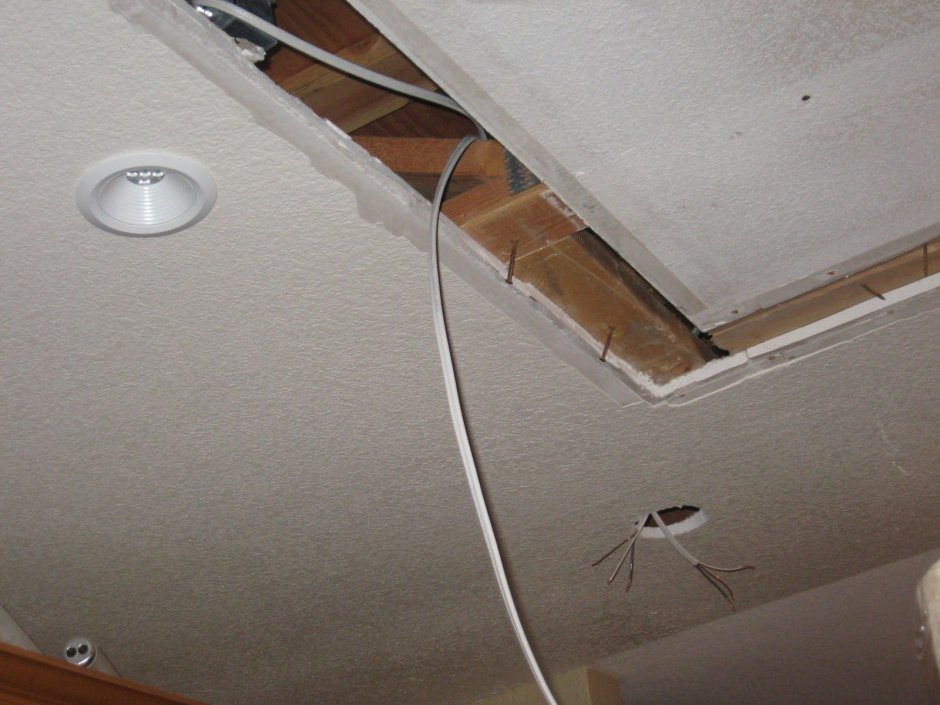 Прокладка кабеля под точечные светильники