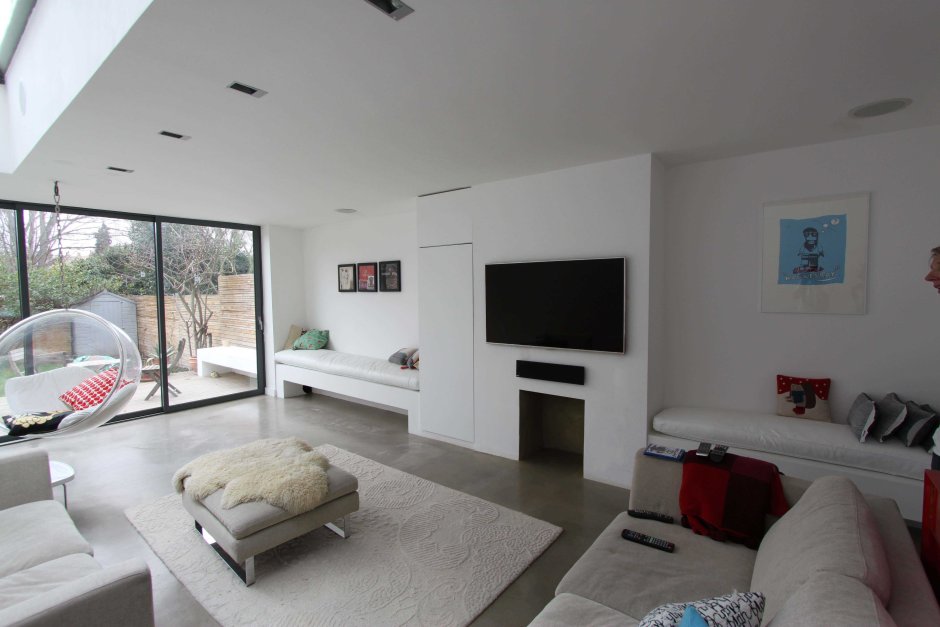 Колонки в потолок квартиры