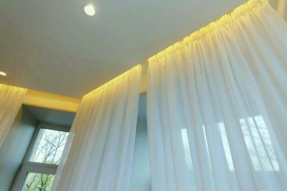 Шторы с подсветкой на потолочном карнизе