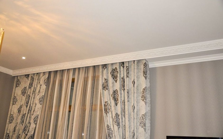 Натяжной потолок с карнизом для штор