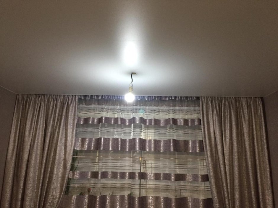 Натяжной потолок с нишей для штор