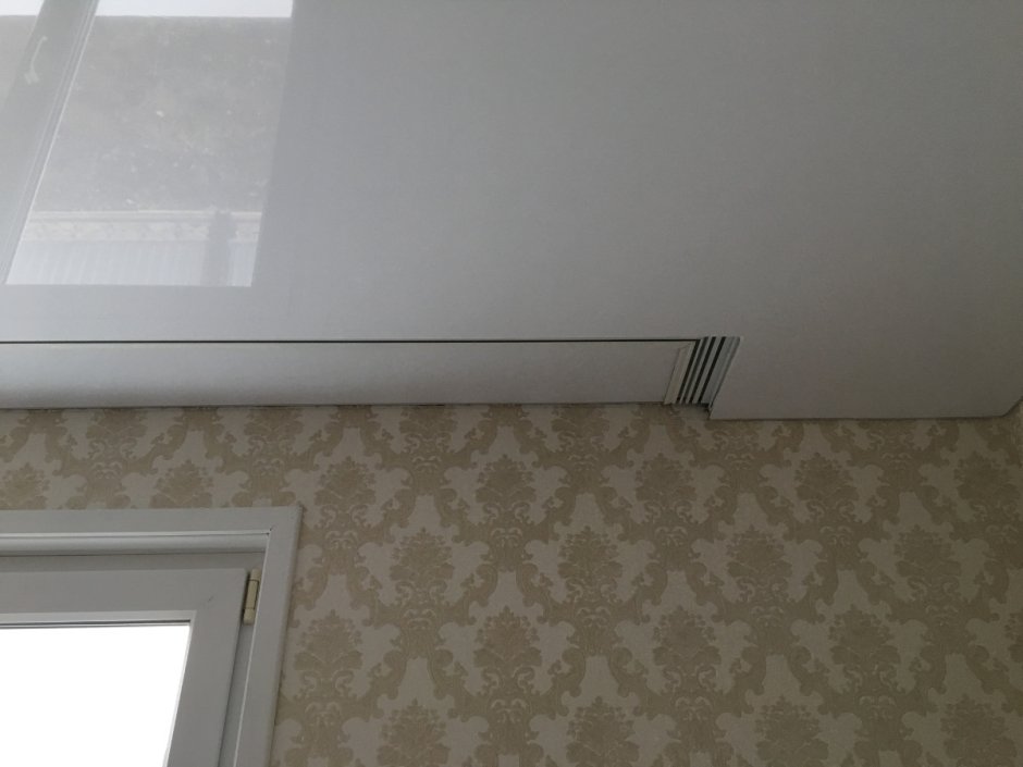 Натяжной потолок с нишей для штор