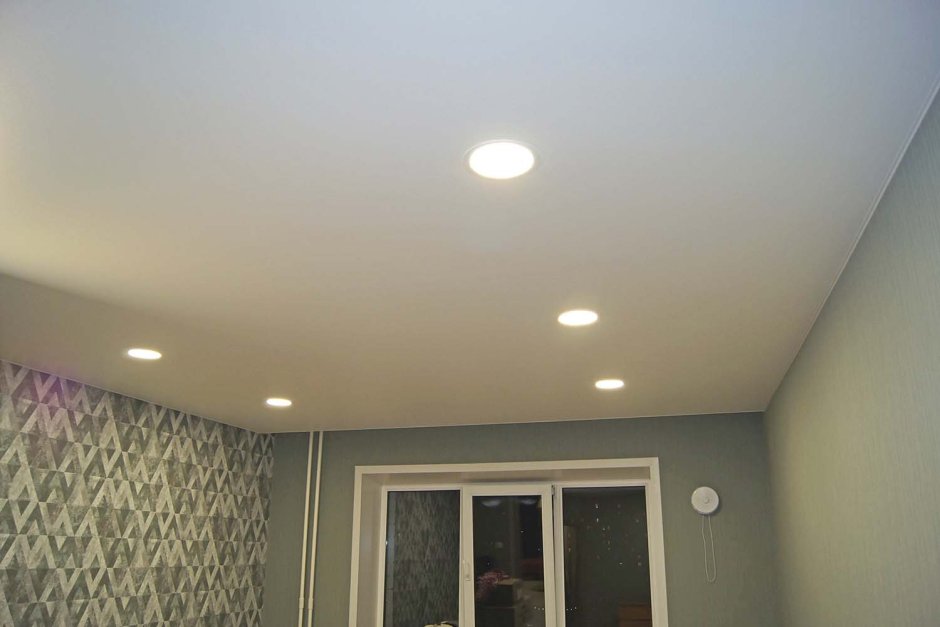 Матовый натяжной потолок м110