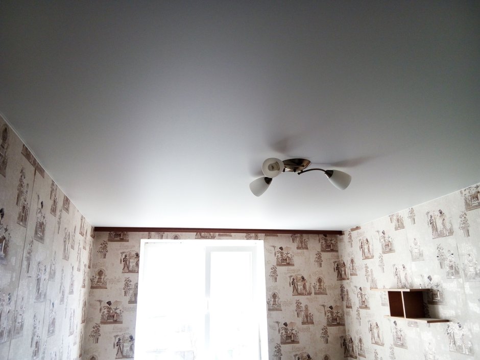 Натяжной потолок белый матовый