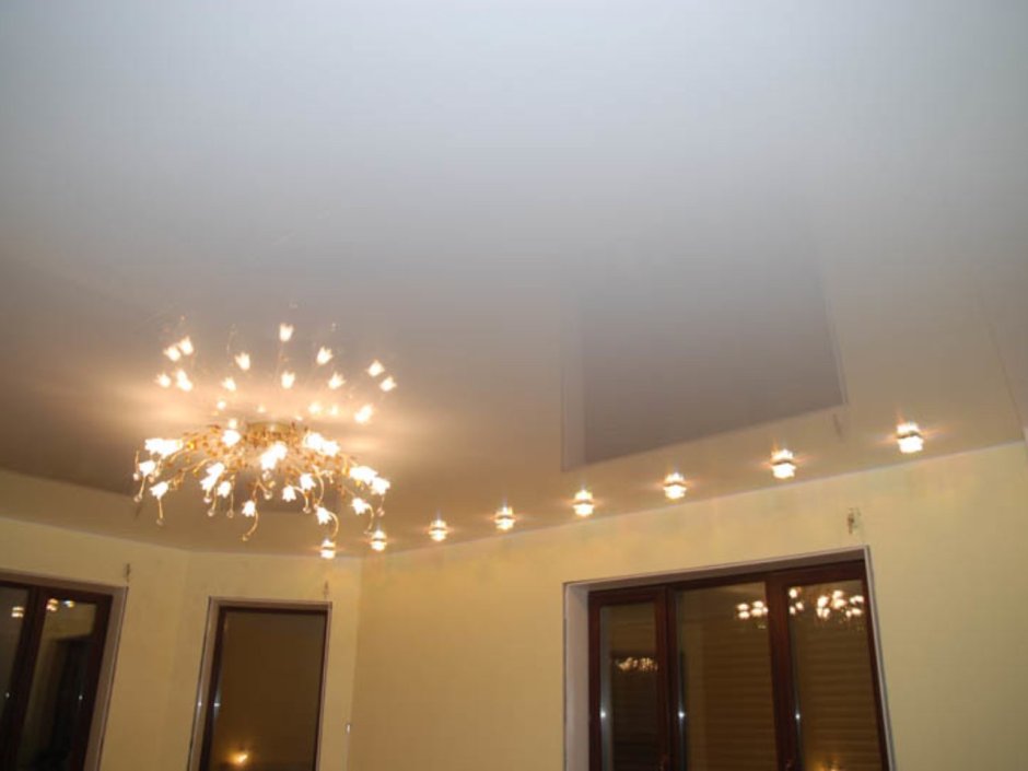 Глянцевый одноуровневый потолок