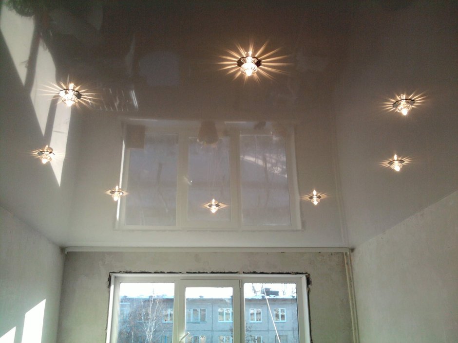 Белый глянцевый натяжной потолок