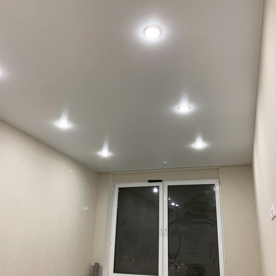 Натяжной потолок простой белый