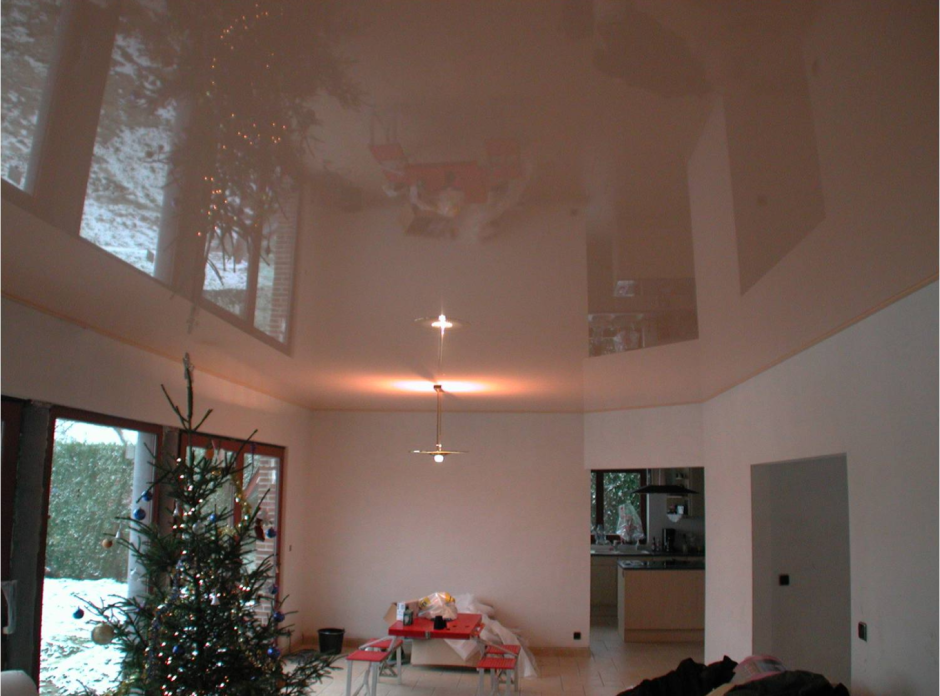 Глянцевый натяжной потолок