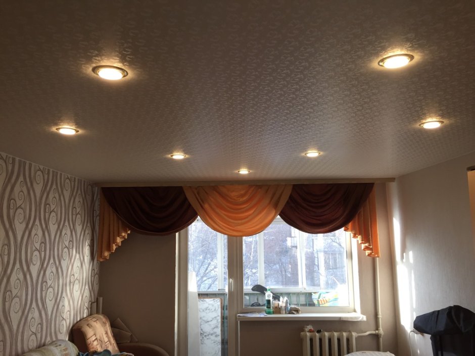 Натяжные потолки фактурные для зала