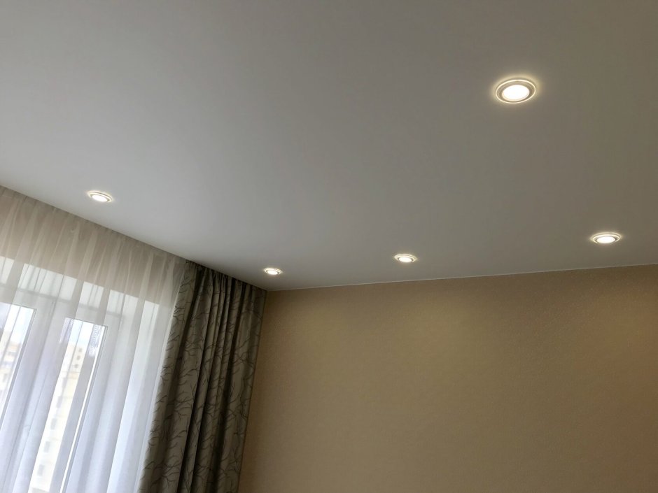 Натяжной потолок белый матовый