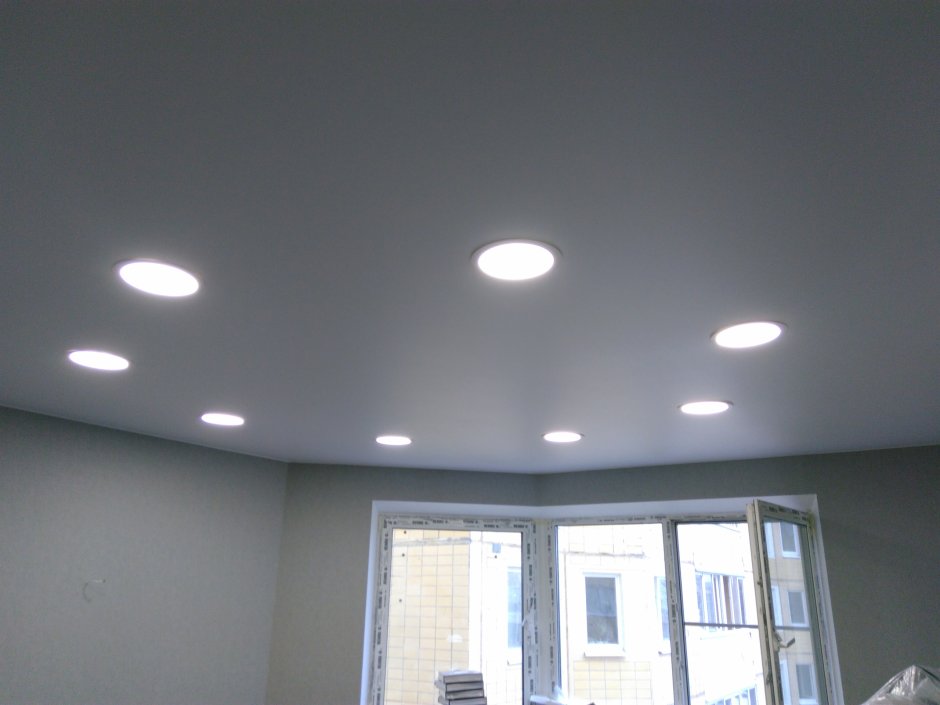 Матовый натяжной потолок с подсветкой