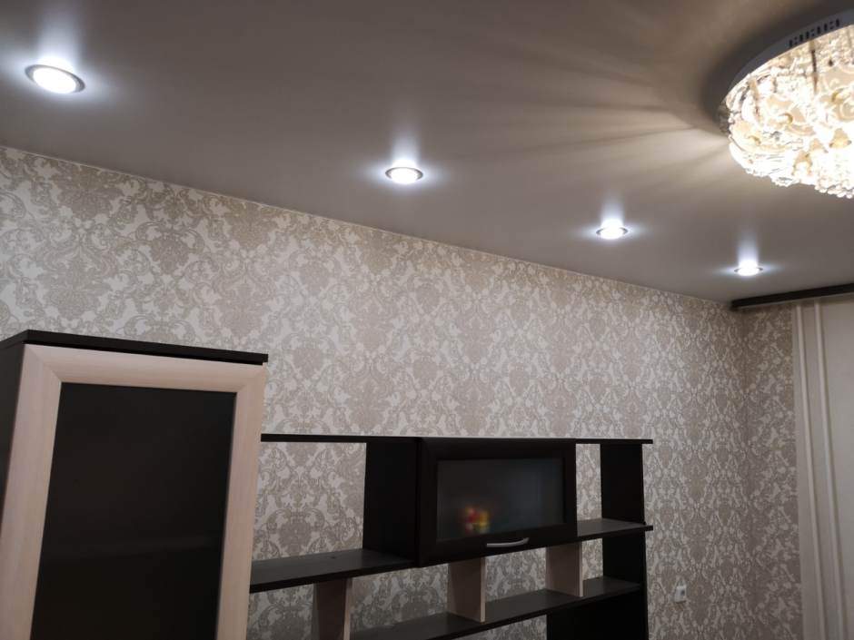 Натяжные потолки в зале