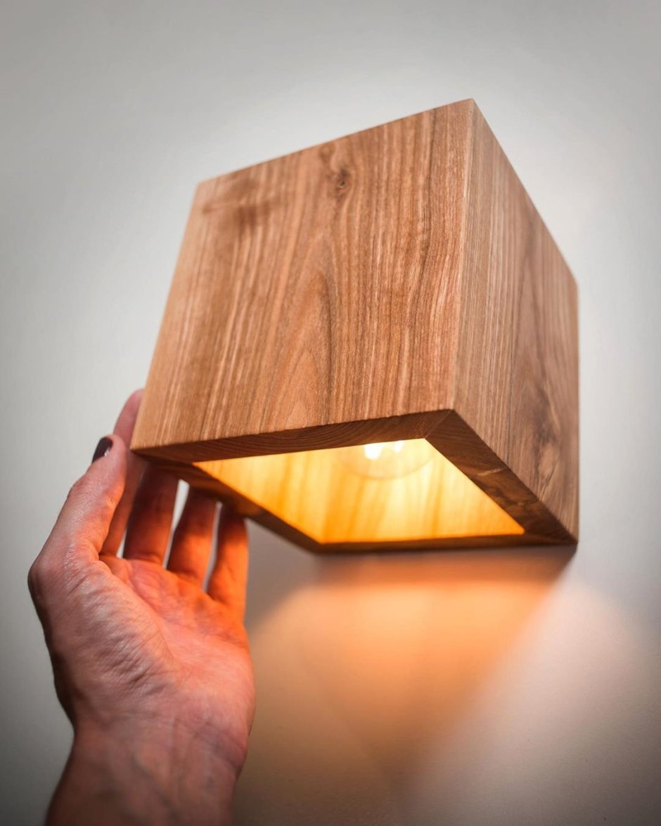 Деревянный светильник на стену