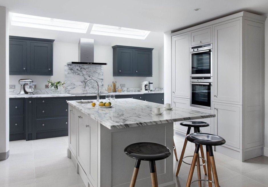 Бело серая кухня