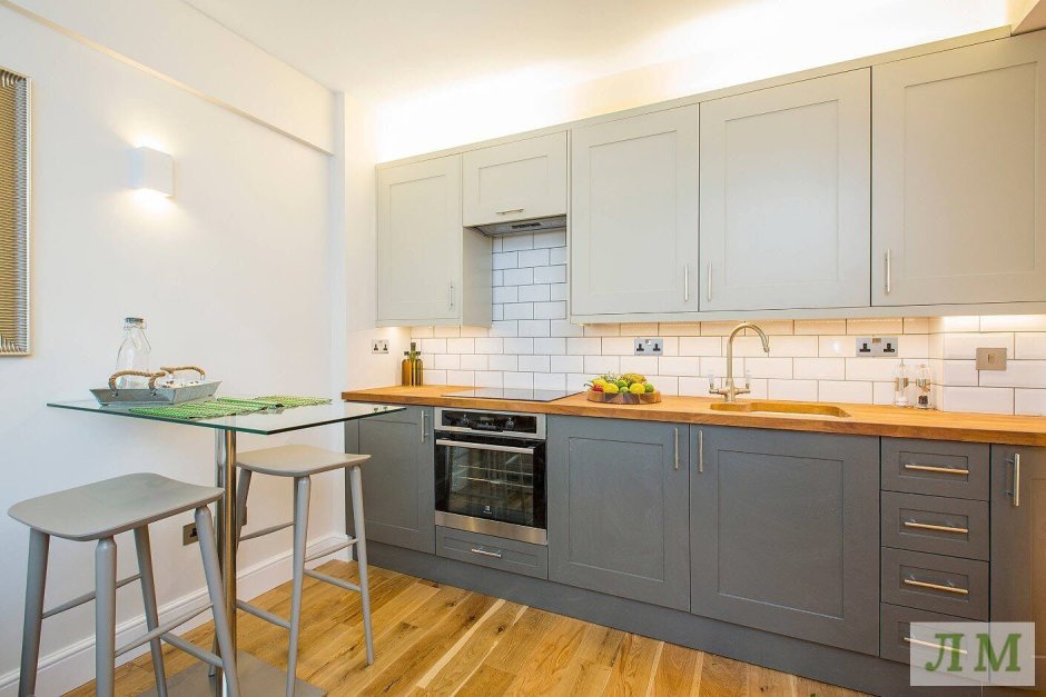 Кухня с деревянной столешницей