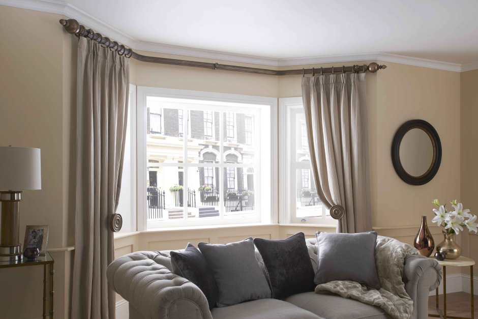 Шторы для эркерных окон в гостиной