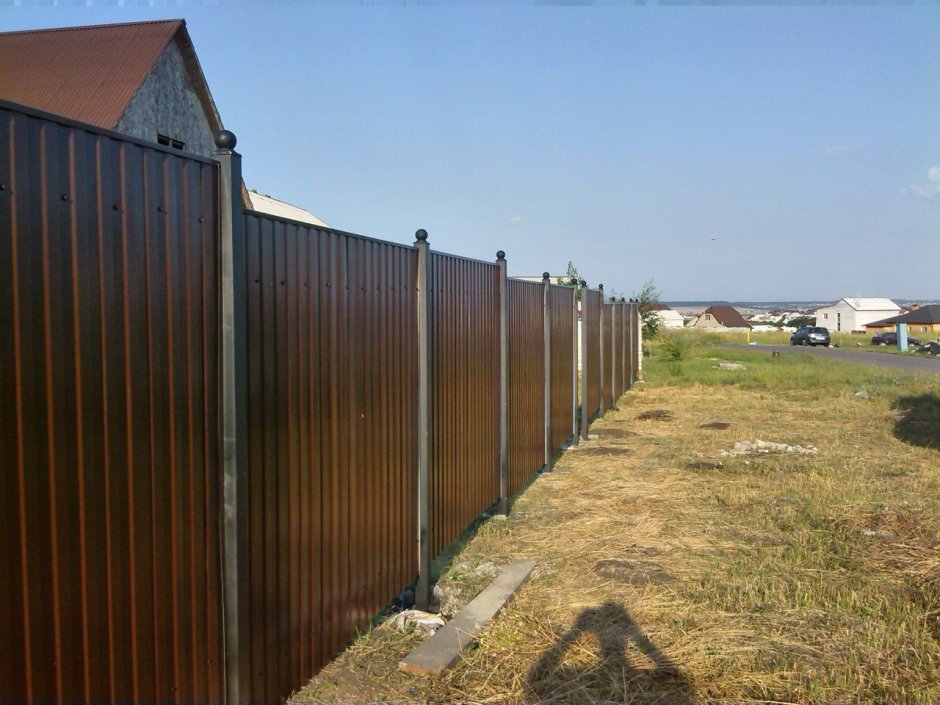 Забор из профлиста с металлическими столбами