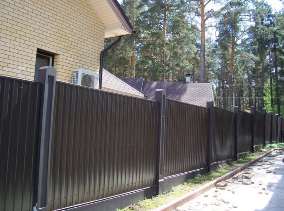 Забор из профлиста с металлическими столбами