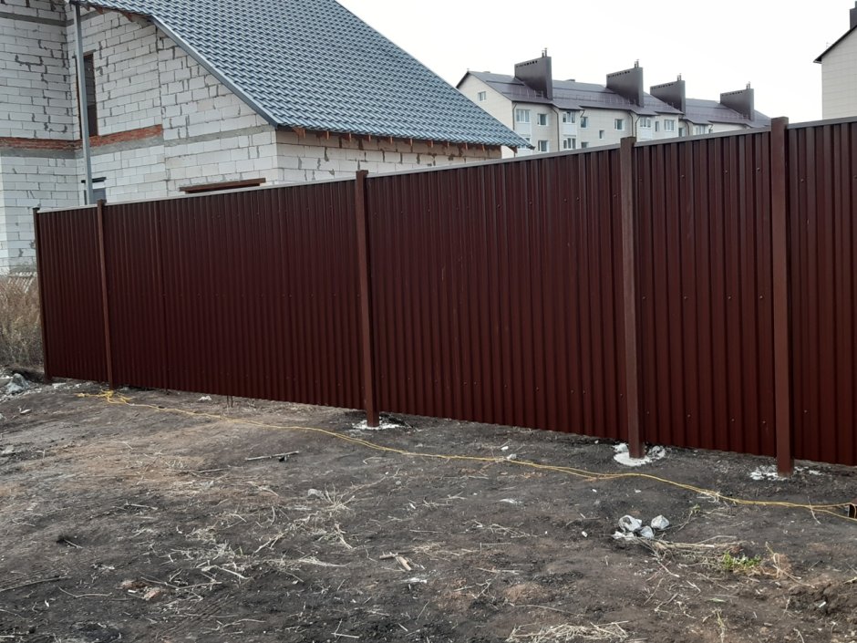 Забор из профлиста с металлическими столбами