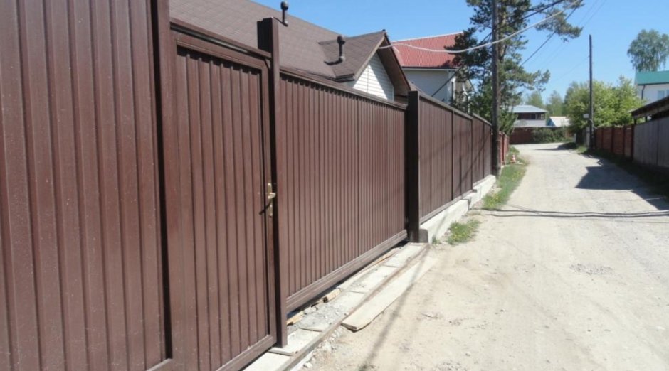 Забор из профлиста в рамке