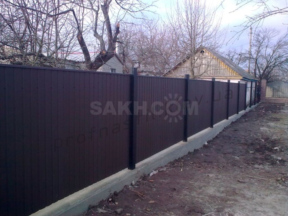 Забор из профлиста 7024 с металлическими столбами