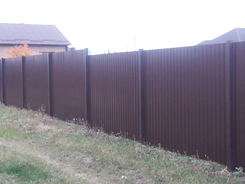 Забор из профнастила с выделением столбов