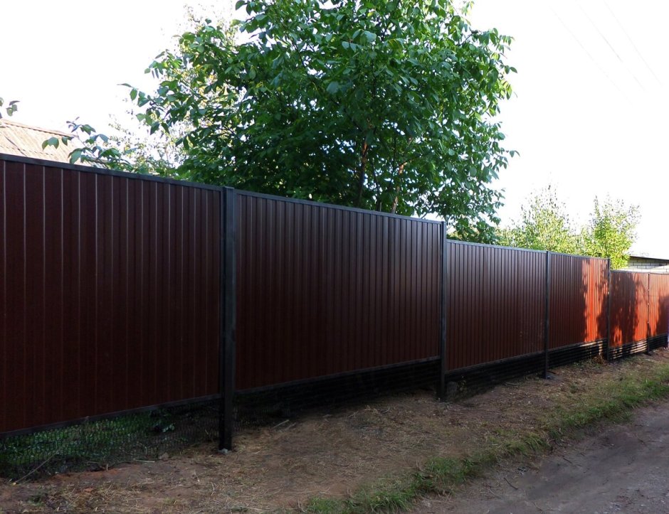 Забор с выделенными столбами