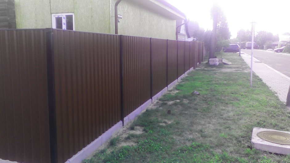 Забор профлист между столбами